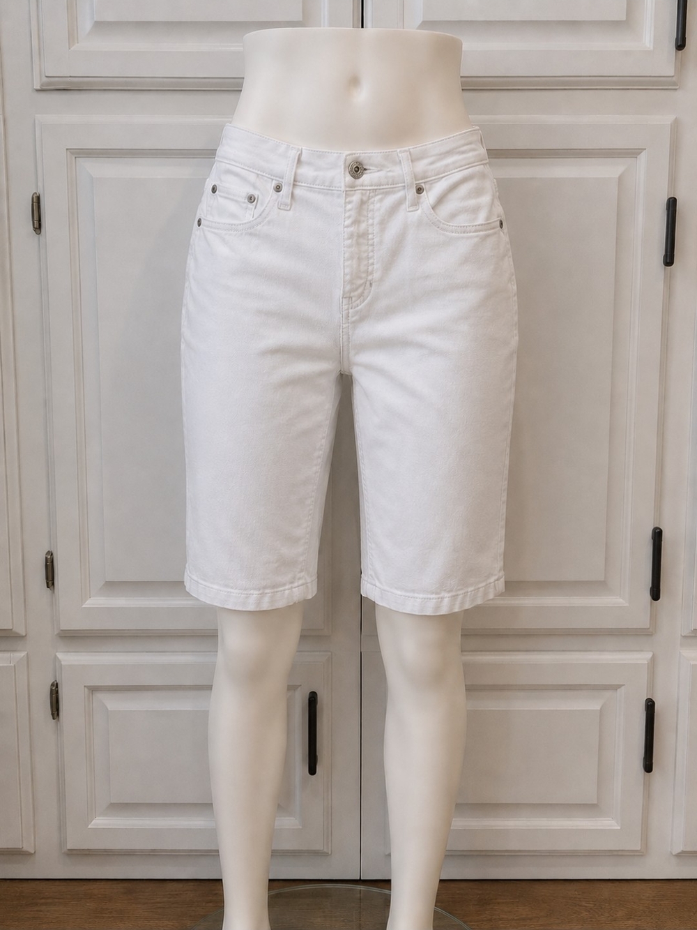 Levi's White 5 Pocket Stretchy Denim Capri Bermuda Shorts